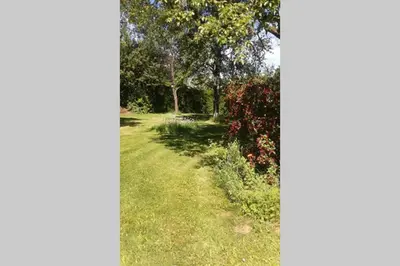 Ein Garten an der Unterkunft Anna - neue Ferienwohnung mit Blick ins Grüne