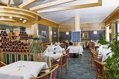 Ein Restaurant oder anderes Speiselokal in der Unterkunft Hotel Stiftswingert
