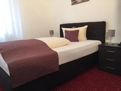 Ein Bett oder Betten in einem Zimmer der Unterkunft Wincent Hotel GmbH