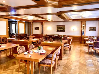 Ein Restaurant oder anderes Speiselokal in der Unterkunft Hotel Garni 