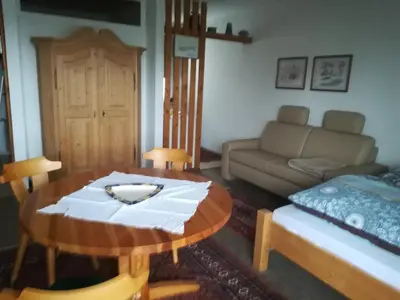 Ein Sitzbereich in der Unterkunft Ferienwohnung Ziegelbergblick