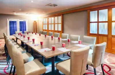 Ein Sitzbereich in der Unterkunft Leonardo Hotel Mannheim-Ladenburg
