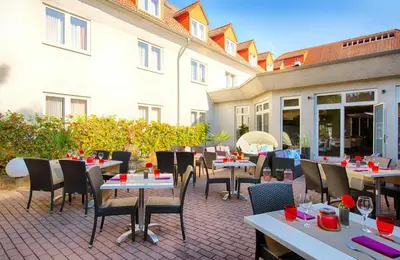 Ein Restaurant oder anderes Speiselokal in der Unterkunft Leonardo Hotel Mannheim-Ladenburg