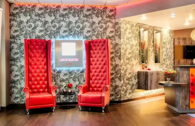 Ein Sitzbereich in der Unterkunft Leonardo Hotel Mannheim-Ladenburg