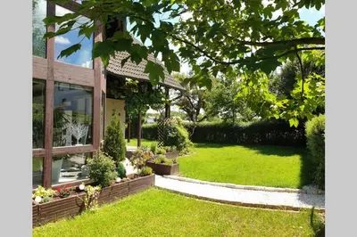 Ein Garten an der Unterkunft An den Auwiesen