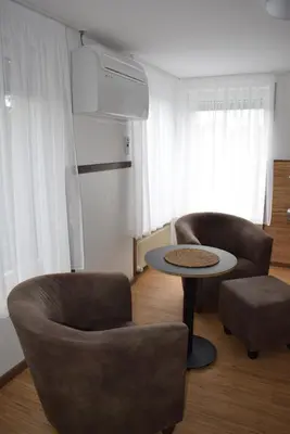 Ein Sitzbereich in der Unterkunft Apartments mit Klimaanlage am Neckarufer, Schöne Aussicht