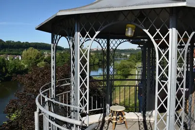 Blick auf einen Fluss in der Nähe des Aparthotels
