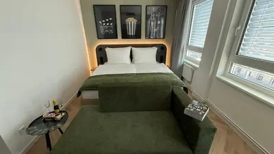 Ein Bett oder Betten in einem Zimmer der Unterkunft Cinema City Hotel Europaplatz Karlsruhe - Brand New Boutique Hotel 2025 -