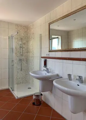 Ein Badezimmer in der Unterkunft HGH - Hotel Garni Helbig