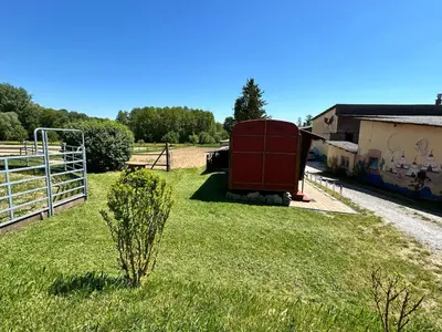 Das Gebäude in dem sich der Campingplatz befindet