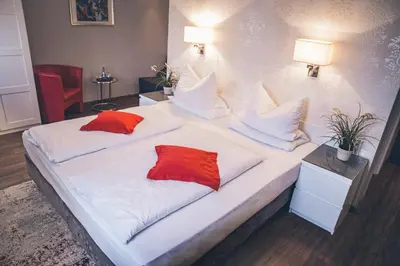 Ein Bett oder Betten in einem Zimmer der Unterkunft Gartenstadt Hotel