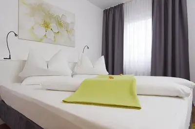 Ein Bett oder Betten in einem Zimmer der Unterkunft Gartenstadt Hotel