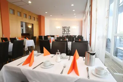 Ein Restaurant oder anderes Speiselokal in der Unterkunft Asgard Hotel