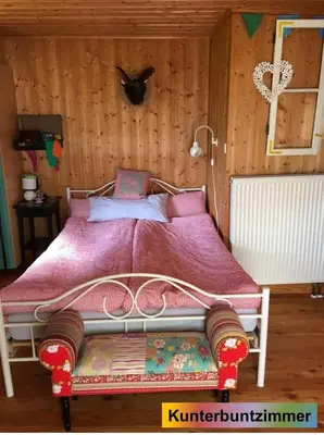 Ein Bett oder Betten in einem Zimmer der Unterkunft Waldnest Odenwald - Waldhauszimmer