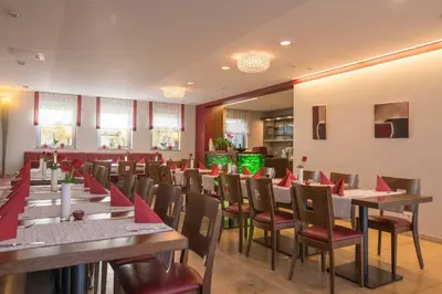 Ein Restaurant oder anderes Speiselokal in der Unterkunft Muellers Weingut und Weinstube im Auerberg