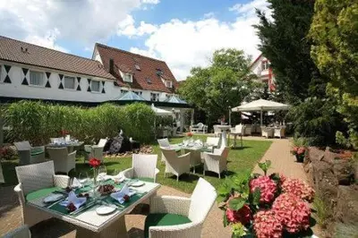 Ein Garten an der Unterkunft Hotel-Restaurant Arneggers Adler