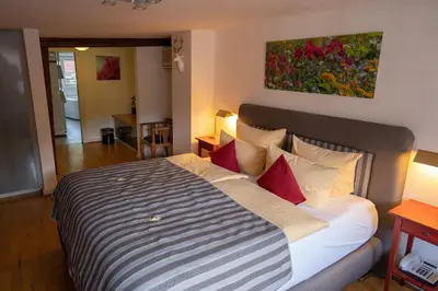 Ein Bett oder Betten in einem Zimmer der Unterkunft Hotel Goldener Falke