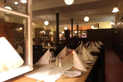 Ein Restaurant oder anderes Speiselokal in der Unterkunft Hotel Goldener Falke