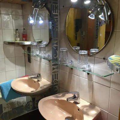Ein Badezimmer in der Unterkunft Pension Weinsberg