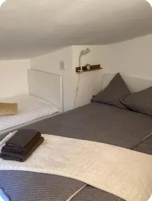 Ein Bett oder Betten in einem Zimmer der Unterkunft SUNSIDE Idyllisches Apartment am Wasser