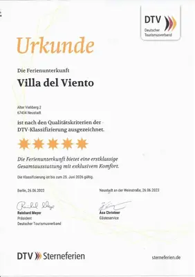 Ein Zertifikat, Auszeichnung, Logo oder anderes Dokument, das in der Unterkunft Romantische Ferienwohnung in Jugendstilvilla - Villa del Viento ausgestellt ist