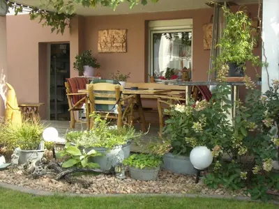 Ein Garten an der Unterkunft Ferienwohnung am Brunnen