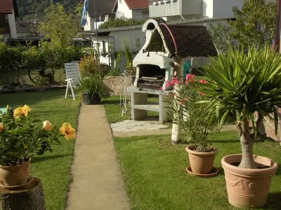Ein Garten an der Unterkunft Ferienwohnung am Brunnen