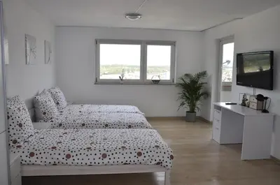 Ein Bett oder Betten in einem Zimmer der Unterkunft Über den Wolken und super zentral zwischen Frankfurt und Darmstadt - 100qm