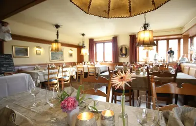 Ein Restaurant oder anderes Speiselokal in der Unterkunft Gasthaus Zur Krone