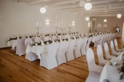 Ein Restaurant oder anderes Speiselokal in der Unterkunft Landhotel Küffner