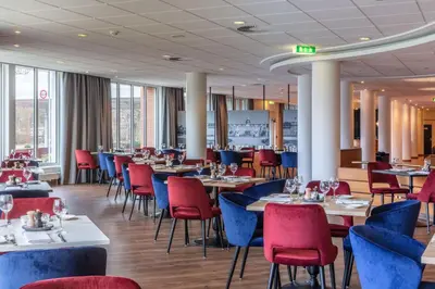 Ein Restaurant oder anderes Speiselokal in der Unterkunft Radisson Blu Hotel Karlsruhe