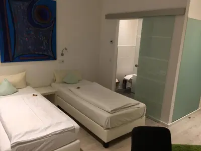 Ein Bett oder Betten in einem Zimmer der Unterkunft Hotel Barbarossa Karlsruhe Stadtmitte