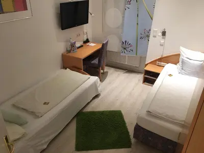 Ein Bett oder Betten in einem Zimmer der Unterkunft Hotel Barbarossa Karlsruhe Stadtmitte