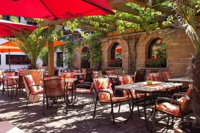 Ein Restaurant oder anderes Speiselokal in der Unterkunft Hotel Die Kleine Blume