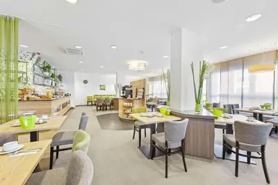 Ein Restaurant oder anderes Speiselokal in der Unterkunft Best Western Hotel Favorit
