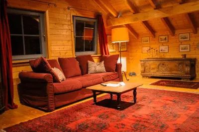 Ein Sitzbereich in der Unterkunft Malerisches Holzhaus 