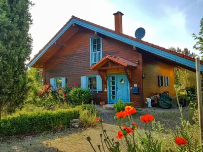 Ein Garten an der Unterkunft Malerisches Holzhaus 