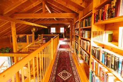Die Bibliothek im Chalet