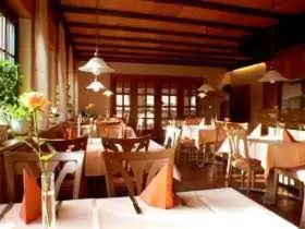 Ein Restaurant oder anderes Speiselokal in der Unterkunft Hotel Bürgerstube