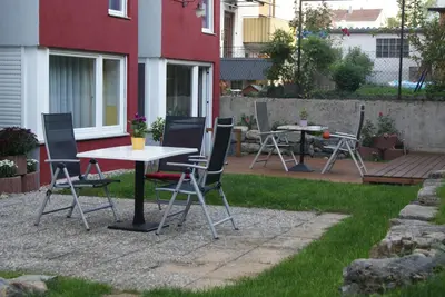 Ein Garten an der Unterkunft Hotel Freihof