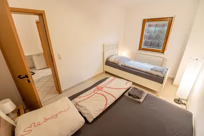 Ein Bett oder Betten in einem Zimmer der Unterkunft 105 m2 Arbeiterwohnung mit 2 extra Schlafzimmern für 7 Personen
