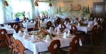 Ein Restaurant oder anderes Speiselokal in der Unterkunft Hotel Burg Waldau