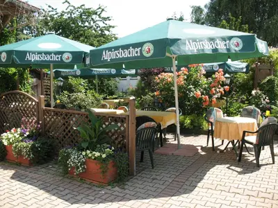 Ein Garten an der Unterkunft Land-gut-Hotel Landgasthof Hotel Ochsen