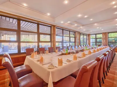Ein Restaurant oder anderes Speiselokal in der Unterkunft Mercure Hotel Bad Duerkheim An Den Salinen