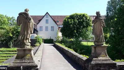 Ein Garten an der Unterkunft Bildungshaus Neckarelz