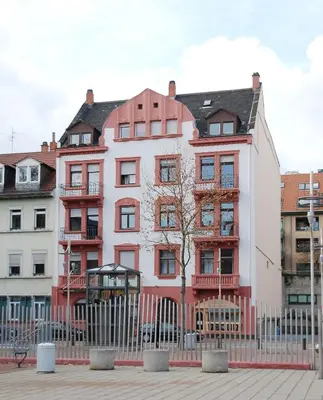 Das Gebäude in dem sich das Privatzimmer befindet
