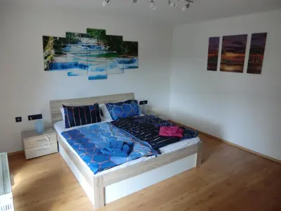 Ein Bett oder Betten in einem Zimmer der Unterkunft FeWo 180qm mit 5 Schlafzimmer, 2 Badezimmer für bis zu 8 Personen