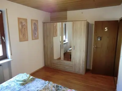 Ein Bett oder Betten in einem Zimmer der Unterkunft FeWo 180qm mit 5 Schlafzimmer, 2 Badezimmer für bis zu 8 Personen
