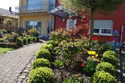 Ein Garten an der Unterkunft Ferienhaus Schloss-Garten