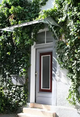 Eine Fassade oder ein Eingang zu Herrenhof 12